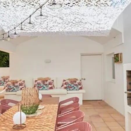 Walk To Ushuaia, Hi & The Beach! - 6Br Villa - Charming Patio & Private Pool